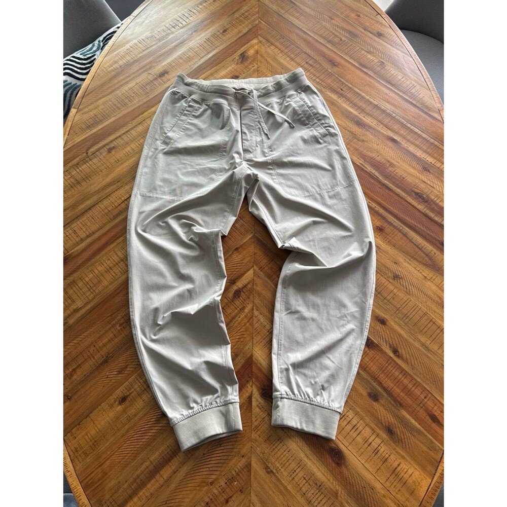 Vuori Performance Jogger Pants Men’s Large Beige Cream Stretch Athletic Travel
